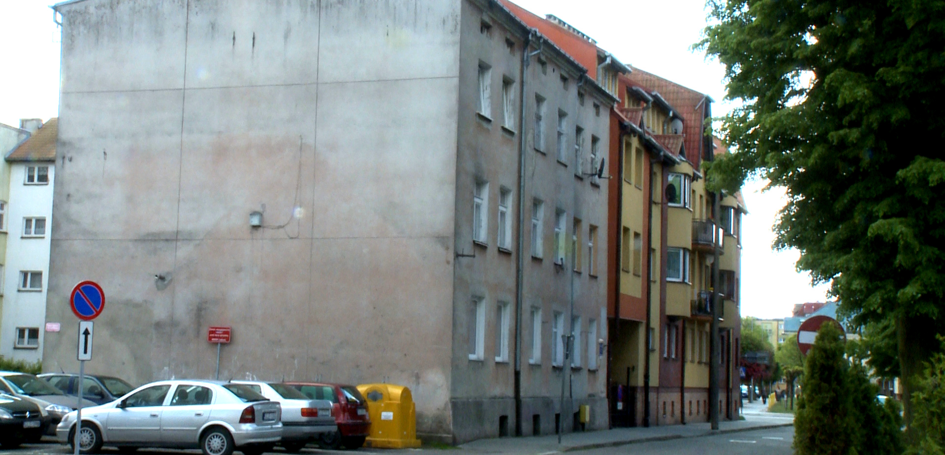 Nożem w brzuch